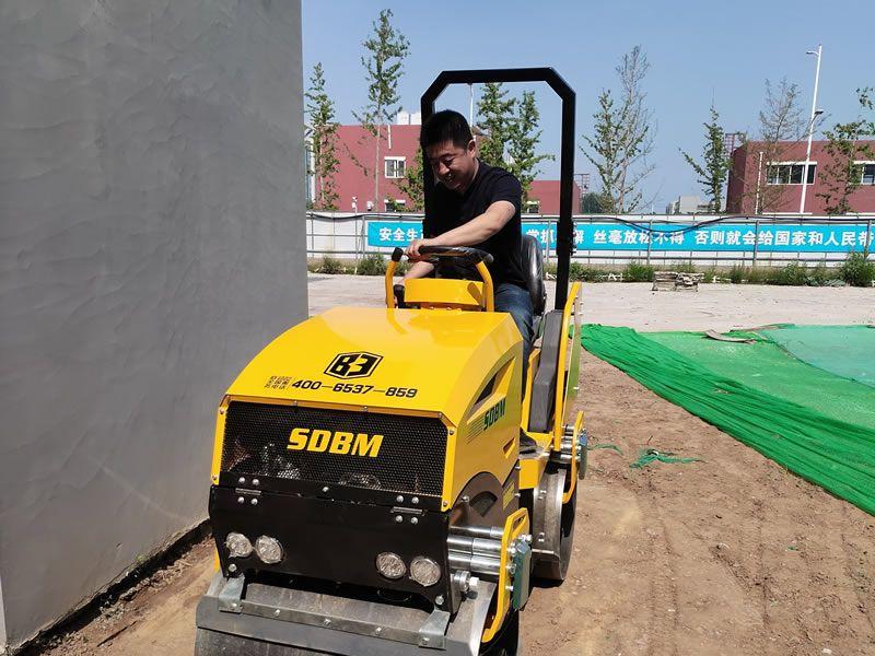 座駕振動壓路機(jī)在惡劣環(huán)境下如何工作？