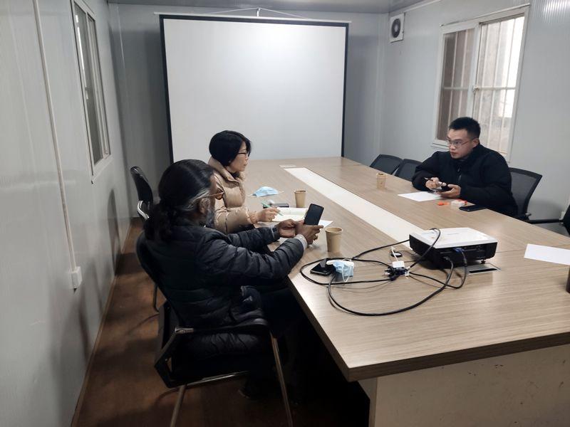 國外客戶來我廠考察，試駕奔馬小型壓路機(jī)