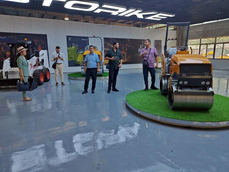 國外客戶來我廠參觀考察小型壓路機，并達成合作意向