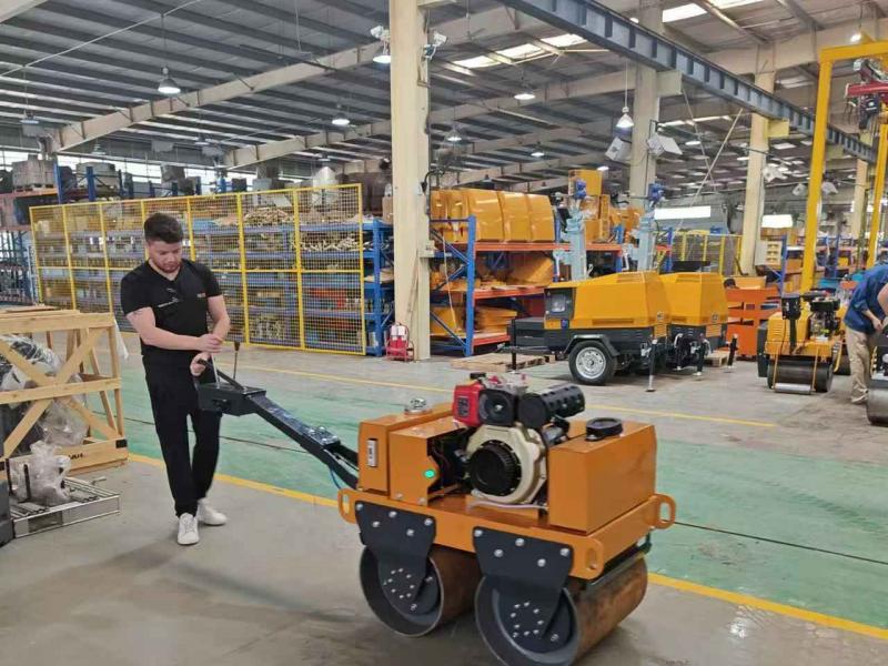 國外客戶來我廠參觀考察小型壓路機、移動照明車等產(chǎn)品