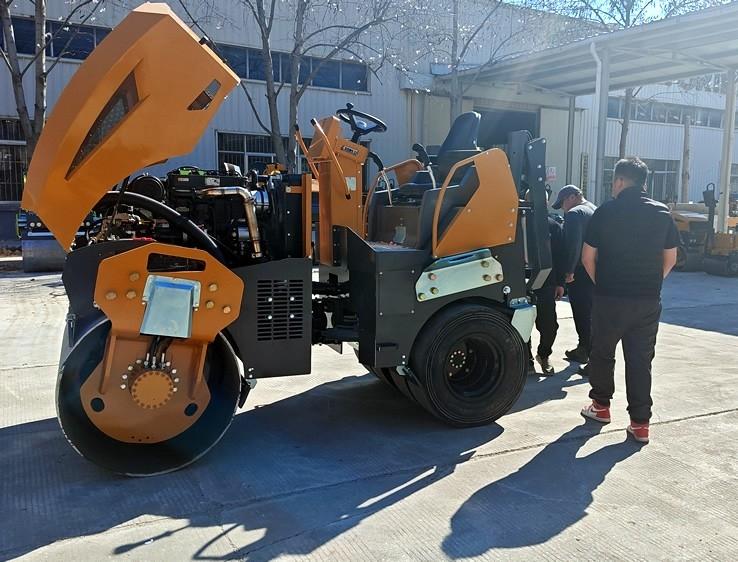 3月18日，哈薩克斯坦客戶來廠體驗(yàn)考察5噸膠輪壓路機(jī)